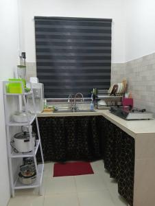 Кухня или мини-кухня в HOMESTAY RANTAU PANJANG KELANTAN - Uni Homestay
 +1 фотография