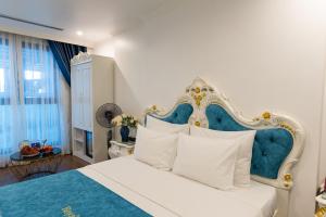 Postel nebo postele na pokoji v ubytování Royal Hotel Thanh Trì + 37 fotografií