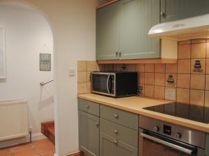 una cocina con microondas y encimera en Fairview, en Salcombe