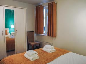 Una habitación con una cama con toallas. en Fairview, en Salcombe