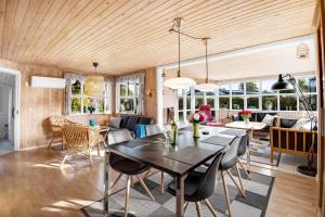 グレーノにあるCozy House Near Grenaa Beach, Close To The Shoreのテーブルと椅子のあるダイニングルームとリビングルーム +17枚の写真