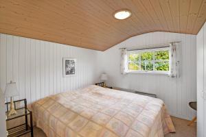 グレーノにあるCozy House Near Grenaa Beach, Close To The Shoreのベッドと窓のある寝室