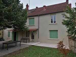 a white house with two benches in front of it at Chez Marine & Justine in Charolles