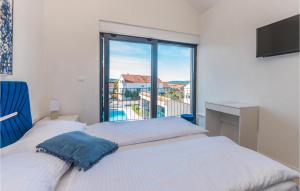 Postel nebo postele na pokoji v ubytování Cozy Home In Biograd Na Moru With Sauna