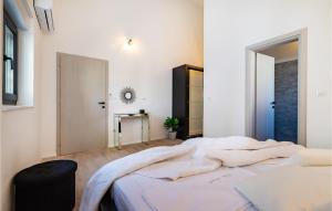 Postel nebo postele na pokoji v ubytování Cozy Home In Biograd Na Moru With Sauna