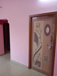 una puerta con una pintura de una flor en ella en Sri arunachala shiva homestay 2, en Tiruvannāmalai 8 fotos más