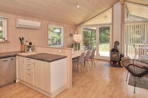 una cucina e una sala da pranzo con tavolo e piano cottura di Awesome Home In Ebeltoft With 3 Bedrooms, Sauna And Wifi a Ebeltoft