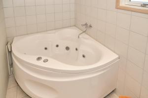 una vasca bianca in un bagno con finestra di Awesome Home In Ebeltoft With 3 Bedrooms, Sauna And Wifi a Ebeltoft
