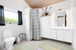 Koupelna v ubytování Nice Home In Ebeltoft With 3 Bedrooms And Wifi
