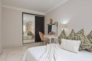 En eller flere senge i et værelse på The Sea View