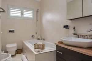 Et badeværelse på The Sea View + 14 billeder