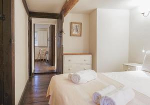 a bedroom with a bed with towels on it at Honeypot Cottage - Charming Bolthole in Stow! in Stow on the Wold