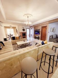 Posezení v ubytování Cozy Flat With Sea View + 17 fotografií