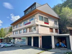 a building with a car parked in front of it at Les Nis in Bourg-Saint-Pierre