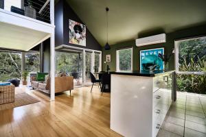 TV a/nebo společenská místnost v ubytování Boatshed Villas by Istana - Green Door