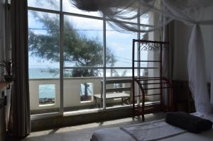 Voodi või voodid majutusasutuse The Stables Oceanfront Hotel Midigama toas