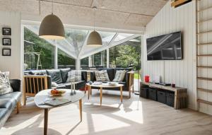 TV a/nebo společenská místnost v ubytování Beautiful Home In Glesborg With Wifi