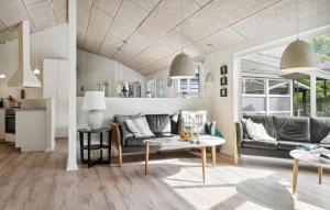 Posezení v ubytování Beautiful Home In Glesborg With Wifi