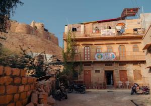 een oud gebouw met motoren die er voor geparkeerd staan bij Crazy Camel Hotel & Safari in Jaisalmer