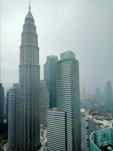 un grupo de edificios altos en una ciudad en Sky Suites KLCC by KD Sky Home, en Kuala Lumpur