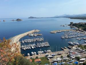 una vista aerea di un porto turistico con barche in acqua di BaseCamp Ogliastra - House a Santa Maria Navarrese Altre 37 foto