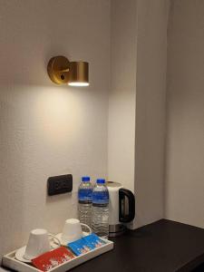 Příslušenství pro přípravu čaje a kávy v ubytování Fun Stay Inn Ximen