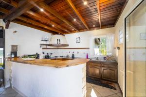 Kuchyň nebo kuchyňský kout v ubytování Le 53-LES MAKES + 18 fotografií