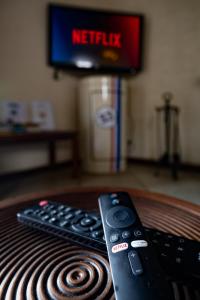 TV a/nebo společenská místnost v ubytování Le 53-LES MAKES