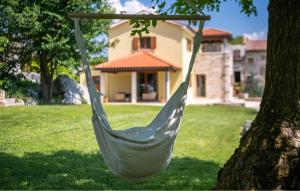 een hangmat hangend aan een boom voor een huis bij Casa Ida in Grožnjan