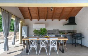 een keuken en eetkamer met een tafel en stoelen bij Casa Ida in Grožnjan