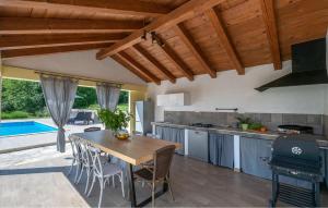 een keuken en eetkamer met een tafel en een zwembad bij Casa Ida in Grožnjan +41 foto's