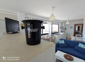 a living room with a trash can on top of a counter at Casa Maria Cotillo Mar in El Cotillo