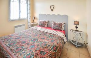 a bedroom with a large bed with a colorful bedspread at Gorgeous Home In Saint Saturnin Lès Avi in Saint-Saturnin-les-Avignon
