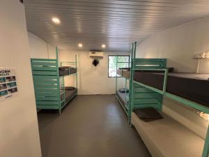 Rúm í herbergi á Traverse Luxe Hostel Palolem