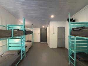 Rúm í herbergi á Traverse Luxe Hostel Palolem