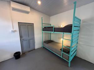 Rúm í herbergi á Traverse Luxe Hostel Palolem