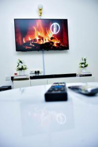 Home of comfort في ناكورو: تلفزيون على الحائط مع نار تحته