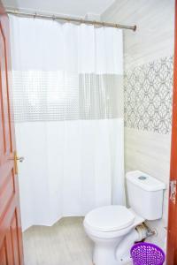 Home of comfort في ناكورو: حمام مع مرحاض ودش +14 صورة