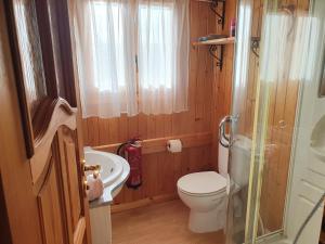 Koupelna v ubytování Cabaña de madera especial y acogedora + 37 fotografií