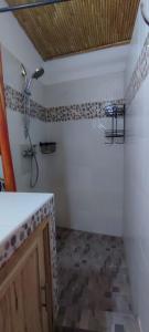 Un baño con lavabo y ducha en una habitación. en safari village case 29, en Saly Portudal 26 fotos más
