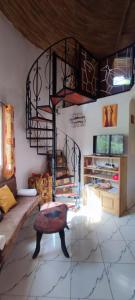 Habitación con sofá y silla en safari village case 29, en Saly Portudal