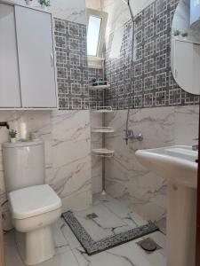 Koupelna v ubytování Sea Light Apartment