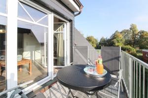 a table on the balcony of a house at Duenentau in Norden