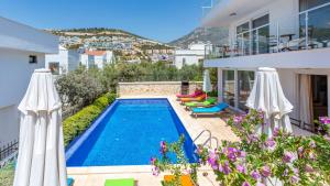 Swimmingpoolen hos eller tæt på Kalkan 4 Bedroom Villa 1106