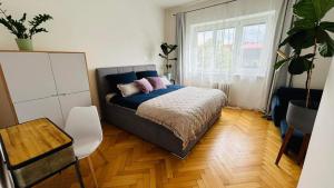 Postel nebo postele na pokoji v ubytování Park View Apartment Anděl