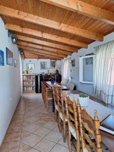 a kitchen and living room with a table and chairs at Villasabella in Laganas