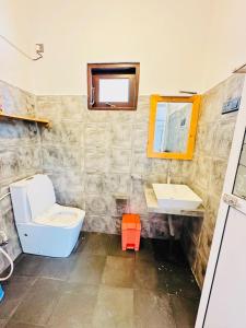 un bagno con un water, un lavandino e una vasca di Reefline villa a Weligama Altre 20 foto