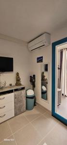 Μια τηλεόραση ή/και κέντρο ψυχαγωγίας στο appartement vue mer,accès direct plage,fibre,clim,parking public gratuit