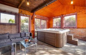 Posedenie v ubytovaní Three-Bedroom Holiday Home In Lekenik