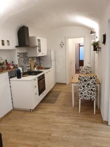 A kitchen or kitchenette at Appartamento Clementini